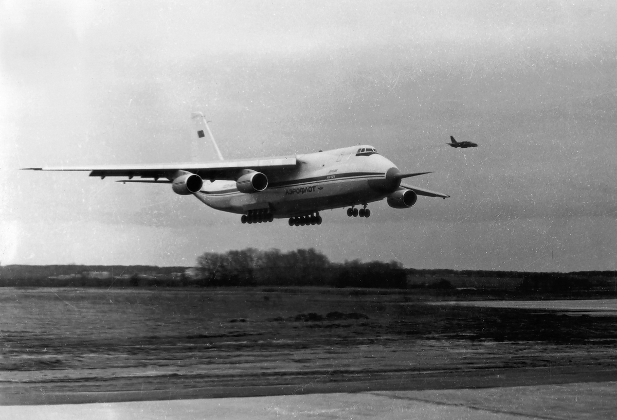 Стратегический военно-транспортный самолет Ан-124 